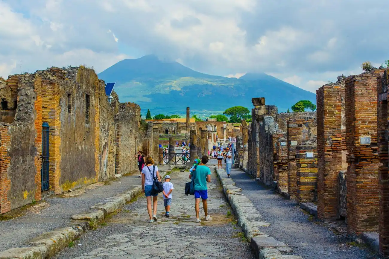 Pompeji, Amalfi und Ravello: Tagesausflug von Neapel aus, Neapel, Italien. Pompeji, Amalfi und Ravello: Tagesausflug von Neapel aus, Neapel, Italien.