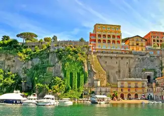 Amalfiküste und Sorrent: Hin- und Rückfahrt ab Neapel, Neapel, Italien. Amalfiküste und Sorrent: Hin- und Rückfahrt ab Neapel, Neapel, Italien.