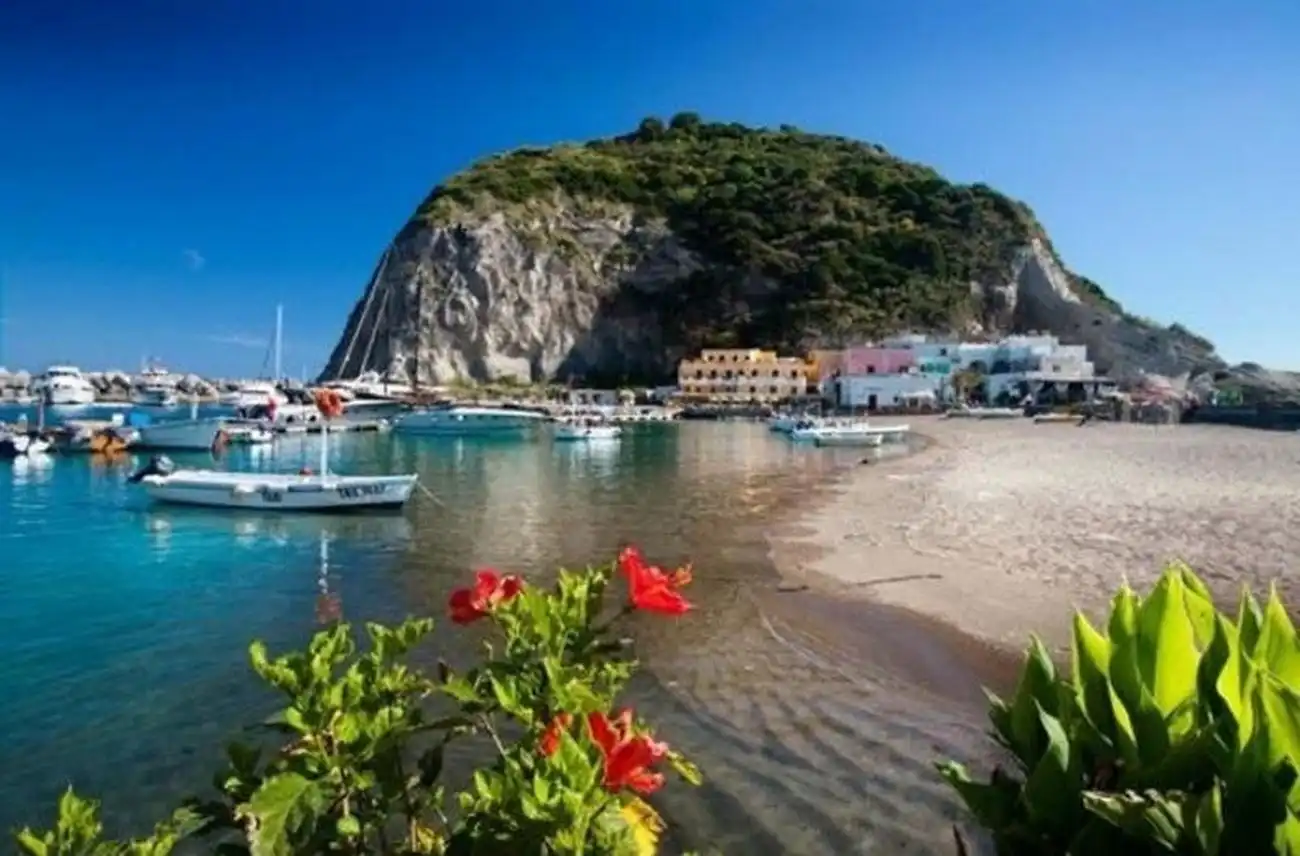 Insel Ischia: Tagestour ab Neapel mit Mittagessen, Neapel, Italien. Insel Ischia: Tagestour ab Neapel mit Mittagessen, Neapel, Italien.