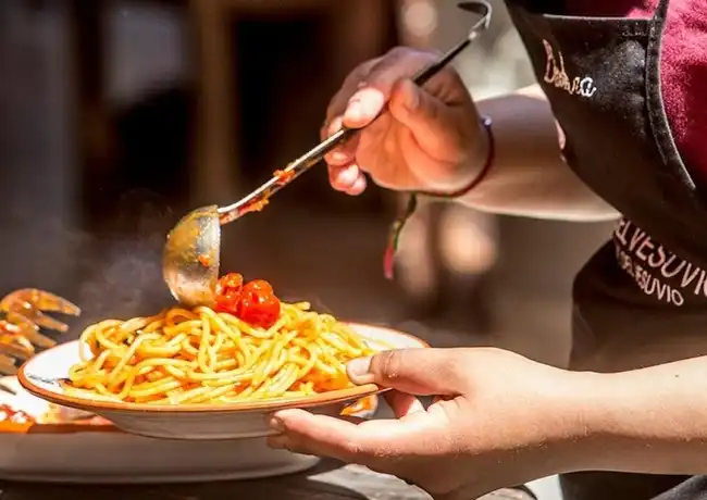 Vesuv: Tour durch die Weinberge + Weinverkostung und Mittagessen, Neapel, Italien. Vesuv: Tour durch die Weinberge + Weinverkostung und Mittagessen, Neapel, Italien.