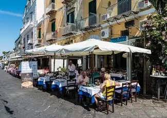 Insel Ischia: Tagestour ab Neapel mit Mittagessen, Neapel, Italien. Insel Ischia: Tagestour ab Neapel mit Mittagessen, Neapel, Italien.
