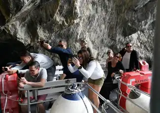 Die Insel Capri: Tagesausflug von Neapel mit Inselrundfahrt, Neapel, Italien. Die Insel Capri: Tagesausflug von Neapel mit Inselrundfahrt, Neapel, Italien.