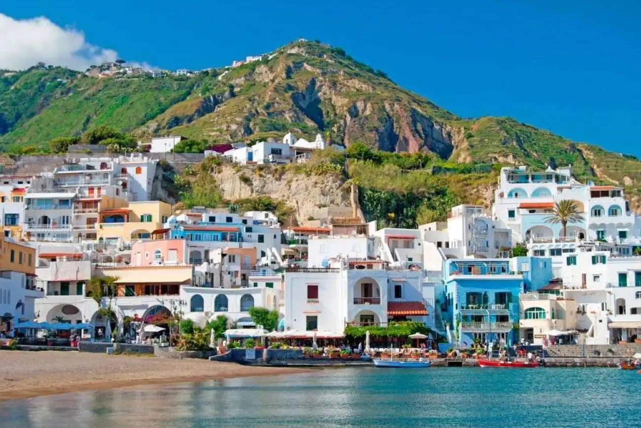 Ischia: Sant'Angelo und Maronti aus Neapel, Neapel, Italien. Ischia: Sant'Angelo und Maronti aus Neapel, Neapel, Italien.