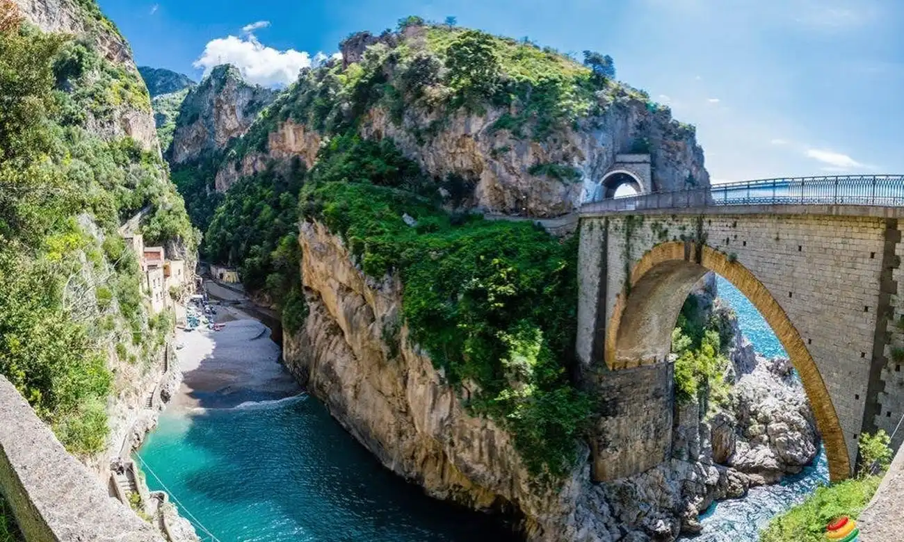 Sorrent und die Amalfiküste: Tagesausflug von Neapel aus, Neapel, Italien. Sorrent und die Amalfiküste: Tagesausflug von Neapel aus, Neapel, Italien.