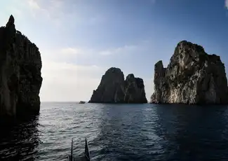 Capri: Insel Boot Tour + Rundfahrt von Sorrento, Capri, Italien. Capri: Insel Boot Tour + Rundfahrt von Sorrento, Capri, Italien.