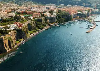 Shuttle vom Flughafen Neapel nach Sorrent und auf die sorrentinische Halbinsel, Neapel, Italien. Shuttle vom Flughafen Neapel nach Sorrent und auf die sorrentinische Halbinsel, Neapel, Italien.
