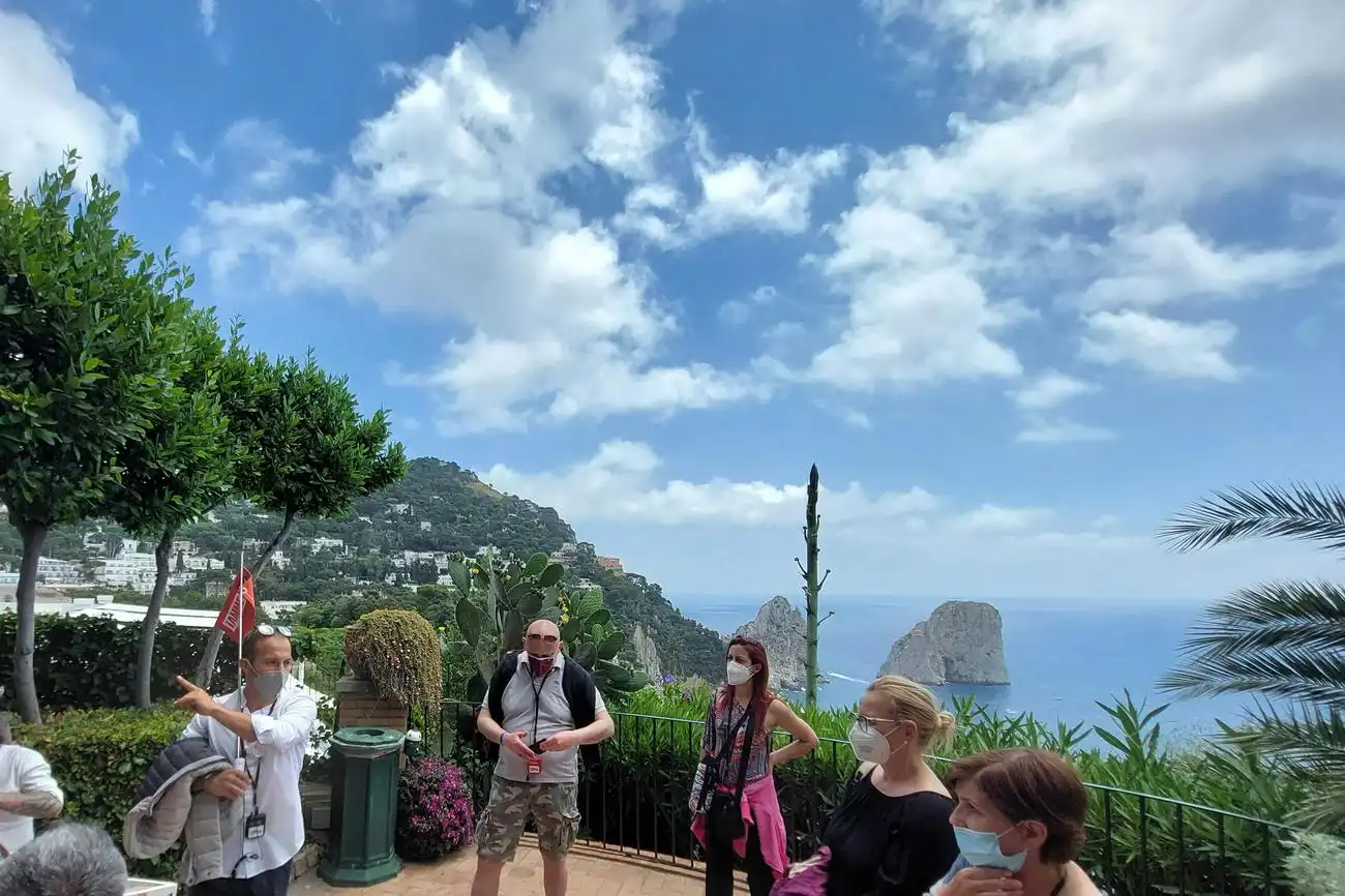 Capri und Anacapri: Bootstour + Hin- und Rückfahrt mit dem Tragflächenboot von Sorrento, Capri, Italien. Capri und Anacapri: Bootstour + Hin- und Rückfahrt mit dem Tragflächenboot von Sorrento, Capri, Italien.
