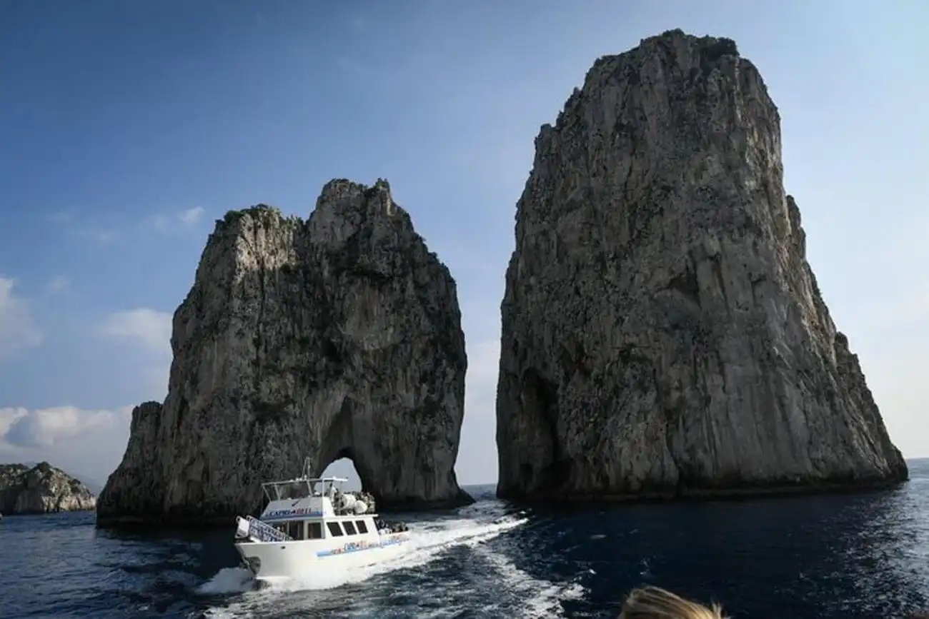 Die Insel Capri: Tagesausflug von Neapel mit Inselrundfahrt, Neapel, Italien. Die Insel Capri: Tagesausflug von Neapel mit Inselrundfahrt, Neapel, Italien.