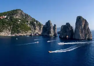 Capri und Sorrent: Tagesausflug von Neapel, Neapel, Italien. Capri und Sorrent: Tagesausflug von Neapel, Neapel, Italien.