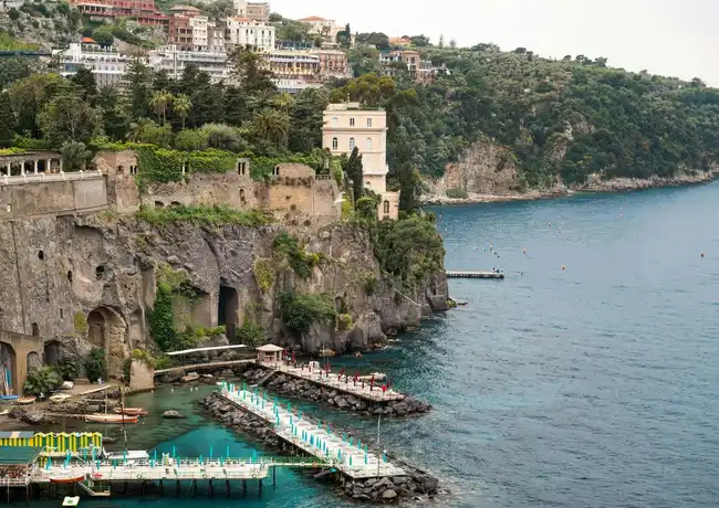 Shuttle vom Flughafen Neapel nach Sorrent und auf die sorrentinische Halbinsel, Neapel, Italien. Shuttle vom Flughafen Neapel nach Sorrent und auf die sorrentinische Halbinsel, Neapel, Italien.