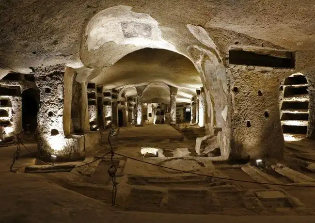 Katakomben von San Gennaro in Neapel: Führung, Neapel, Italien. Katakomben von San Gennaro in Neapel: Führung, Neapel, Italien.