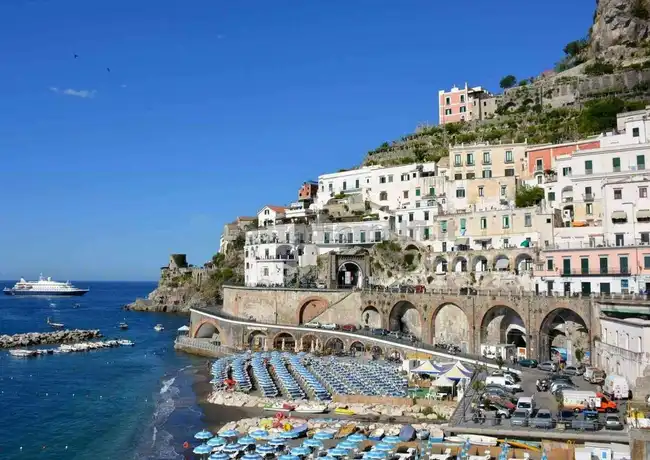 Amalfiküste und Sorrent: Hin- und Rückfahrt ab Neapel, Neapel, Italien. Amalfiküste und Sorrent: Hin- und Rückfahrt ab Neapel, Neapel, Italien.