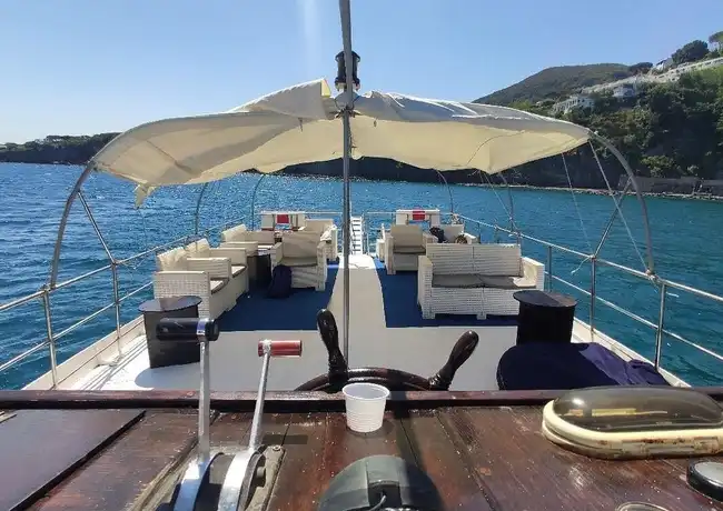 Ischia: Tägliche Bootsfahrt mit Mittagessen und Getränken, Neapel, Italien. Ischia: Tägliche Bootsfahrt mit Mittagessen und Getränken, Neapel, Italien.