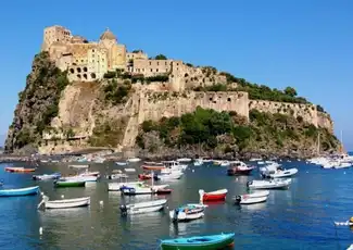Insel Ischia: Tagestour ab Neapel mit Mittagessen, Neapel, Italien. Insel Ischia: Tagestour ab Neapel mit Mittagessen, Neapel, Italien.