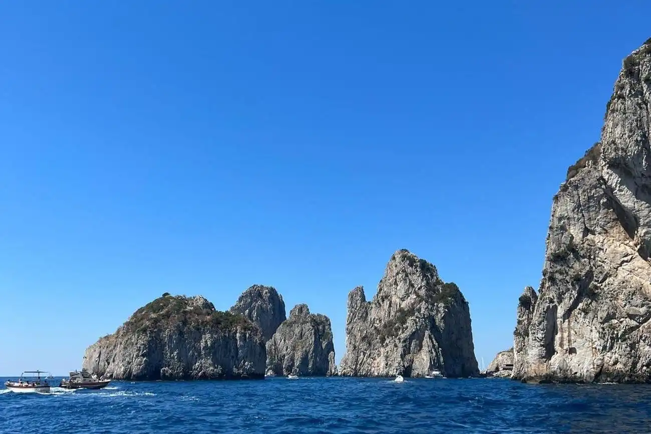 Insel Capri: Tagesausflug von Neapel + Boat Tour, Neapel, Italien. Insel Capri: Tagesausflug von Neapel + Boat Tour, Neapel, Italien.