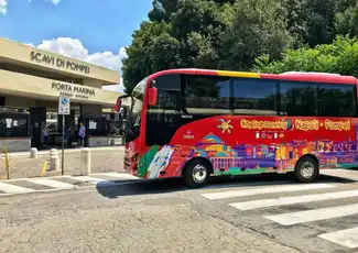 Nur Transport: Hin- und Rückfahrt mit dem Shuttle-Bus von Neapel nach Pompeji, Pompeji, Italien. Nur Transport: Hin- und Rückfahrt mit dem Shuttle-Bus von Neapel nach Pompeji, Pompeji, Italien.