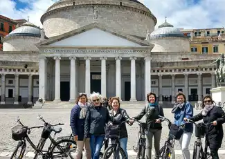 Fahrradtour: Highlights von Neapel, Neapel, Italien. Fahrradtour: Highlights von Neapel, Neapel, Italien.
