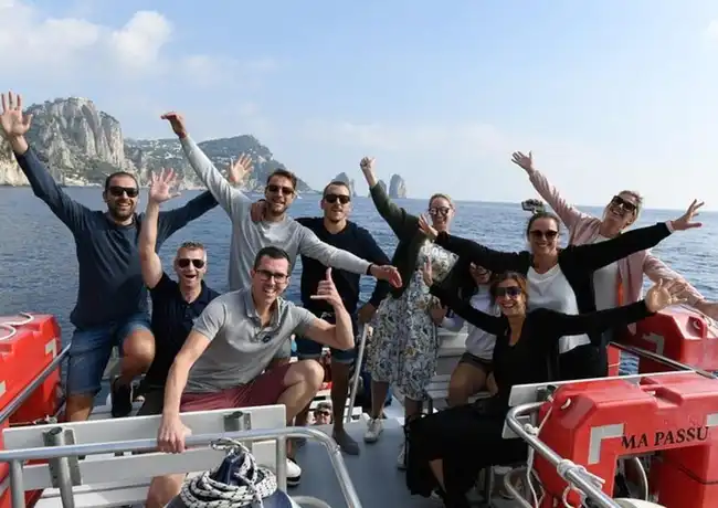 Die Insel Capri: Tagesausflug von Neapel mit Inselrundfahrt, Neapel, Italien. Die Insel Capri: Tagesausflug von Neapel mit Inselrundfahrt, Neapel, Italien.