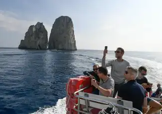 Die Insel Capri: Tagesausflug von Neapel mit Inselrundfahrt, Neapel, Italien. Die Insel Capri: Tagesausflug von Neapel mit Inselrundfahrt, Neapel, Italien.