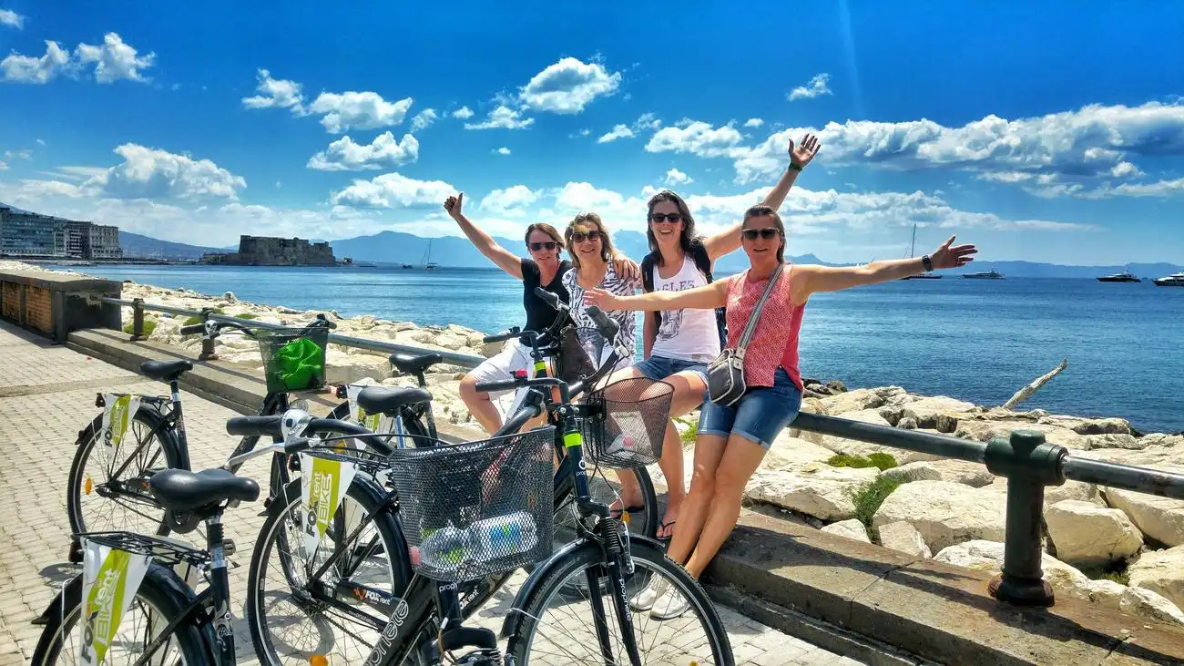 Fahrradtour: Highlights von Neapel, Neapel, Italien. Fahrradtour: Highlights von Neapel, Neapel, Italien.