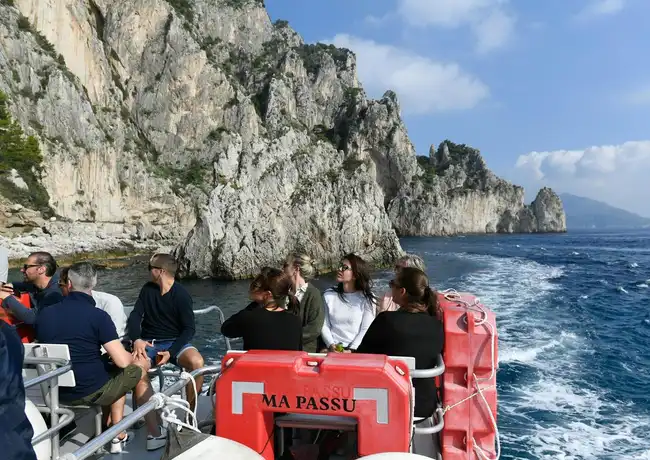 Capri: Insel Boot Tour + Rundfahrt von Sorrento, Capri, Italien. Capri: Insel Boot Tour + Rundfahrt von Sorrento, Capri, Italien.