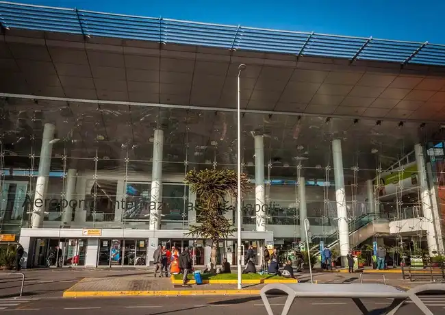 Neapel: Transfer vom Flughafen Capodichino zum Stadtzentrum, Neapel, Italien. Neapel: Transfer vom Flughafen Capodichino zum Stadtzentrum, Neapel, Italien.