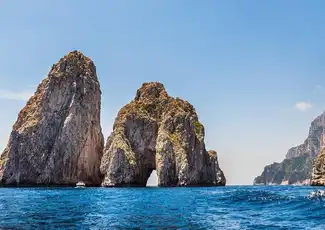 Capri: Bootstour & Badestopp + Hin- und Rückfahrt von Neapel, Neapel, Italien. Capri: Bootstour & Badestopp + Hin- und Rückfahrt von Neapel, Neapel, Italien.