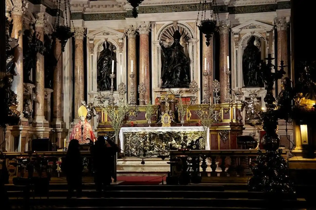 Führung durch die Kapelle und Museum des Schatzes von San Gennaro, Neapel, Italien. Führung durch die Kapelle und Museum des Schatzes von San Gennaro, Neapel, Italien.