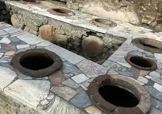 Ercolano: Hin- und Rückfahrt nach/von Neapel mit dem Bus, Ercolano, Italien. Ercolano: Hin- und Rückfahrt nach/von Neapel mit dem Bus, Ercolano, Italien.
