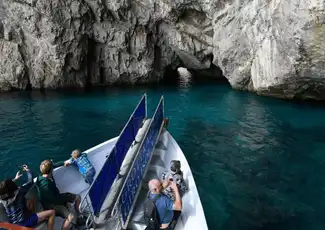 Die Insel Capri: Tagesausflug von Neapel mit Inselrundfahrt, Neapel, Italien. Die Insel Capri: Tagesausflug von Neapel mit Inselrundfahrt, Neapel, Italien.
