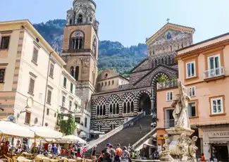 Sorrent und die Amalfiküste: Tagesausflug von Neapel aus, Neapel, Italien. Sorrent und die Amalfiküste: Tagesausflug von Neapel aus, Neapel, Italien.