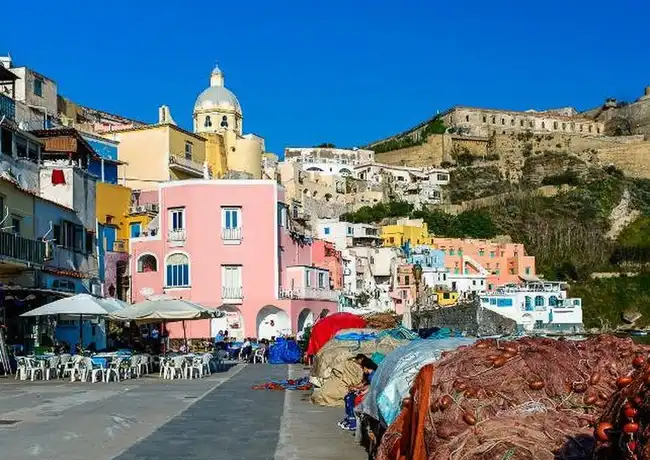 Insel Procida: Tagestour ab Neapel mit Mittagessen, Neapel, Italien. Insel Procida: Tagestour ab Neapel mit Mittagessen, Neapel, Italien.