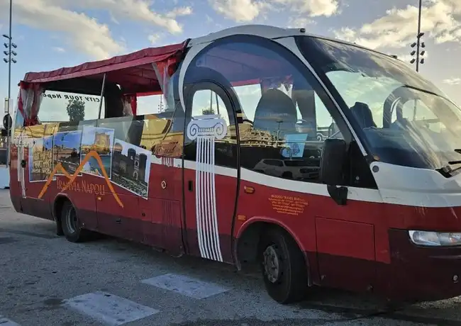 Tramvia Neapel: Hop-on Hop-off Stadtbus Tour, Neapel, Italien. Tramvia Neapel: Hop-on Hop-off Stadtbus Tour, Neapel, Italien.